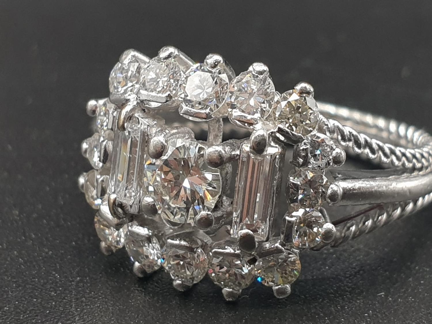 An 18 K (hallmarked) white gold ring with baguettes and brilliant cut diamonds. Ring size: O, - Image 2 of 6