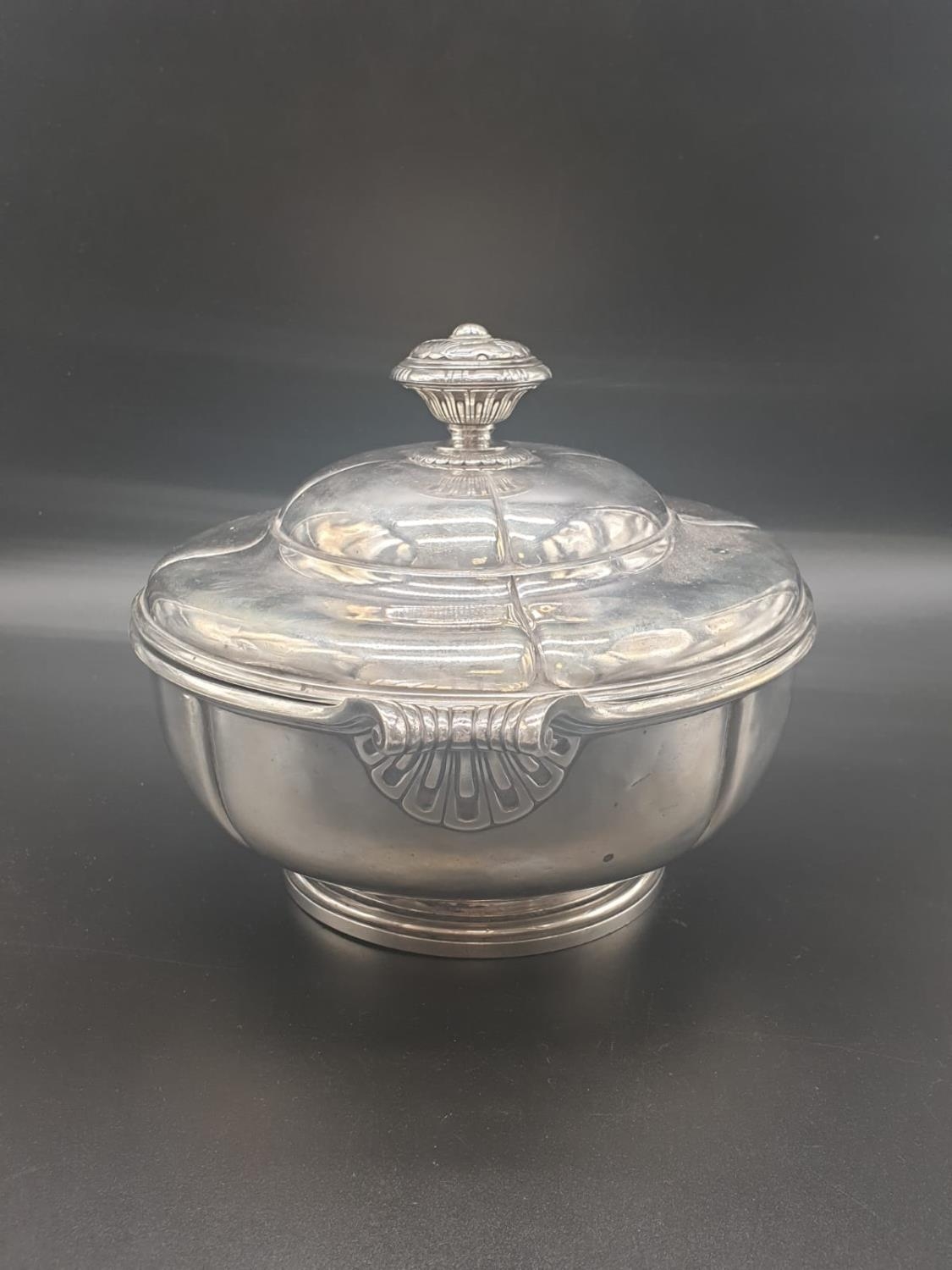 A SOLID SILVER (950 SILVER) FRENCH ENTREE TURINE MADE BY JULES RAYD IN THE 19th CENTURY. 1133gms - Image 3 of 14