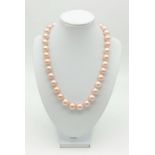 A vey feminine, pink pearl necklace with 18 K white gold clasp with 0.51 carats of diamonds. Pearl