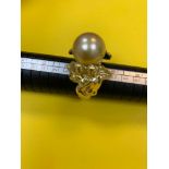 AN 18K GOLD RING WITH LARGE SOUTH SEA PEARL CENTRE. 23.3gms size W