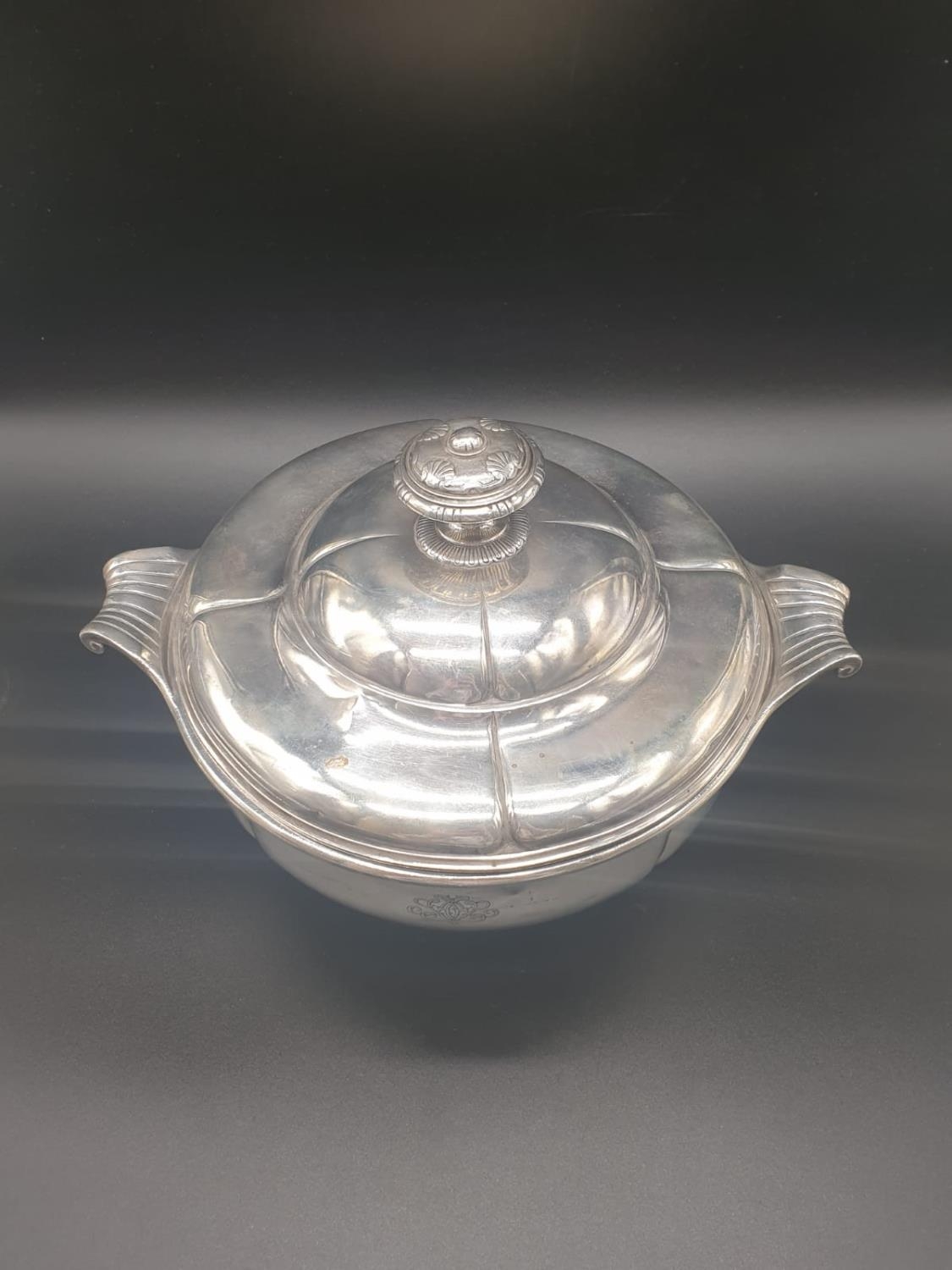 A SOLID SILVER (950 SILVER) FRENCH ENTREE TURINE MADE BY JULES RAYD IN THE 19th CENTURY. 1133gms - Image 7 of 14