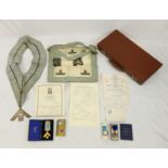 A VINTAGE 1940'S FREEMASONS CASE CONTAINING A 9K GOLD MASTERS JEWEL (MEDAL) FROM THE WHITEFRIARS