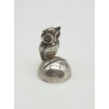 An Antique Miniature Silver Owl Card/Menu Holder. 4cm tall 8.3g. A/F