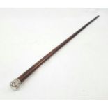 AN ANTIQUE SILVER HANDLED WALKING STICK (SILVER TIP MISSING)