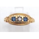 An 18 K yellow gold, vintage ring with blue sapphires and diamond, Ring size: T, weight: 3.3 g.