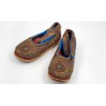 A PAIR OF ANTIQUE HAND MADE ORIENTAL SHOES FOR EITHER A CHILD OR ADULT WITH BOUND FEET, 15.5cms in