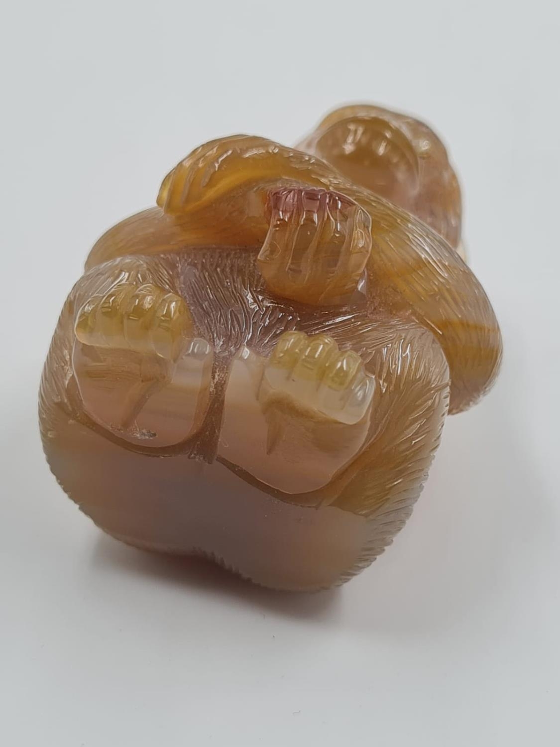 A LATE 19TH CENTURY RUSSIAN MONKEY FIGURE IN AGATE WITH DIAMOND EYES SET IN 14CT GOLD, 6 CMS TALL - Image 5 of 6