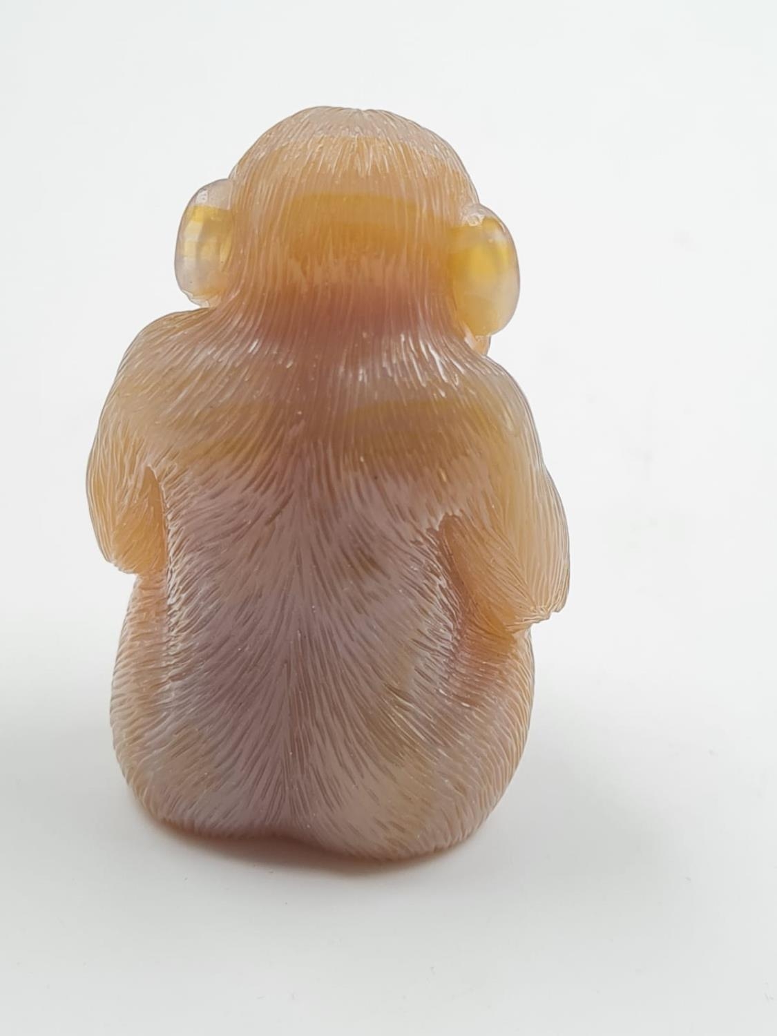 A LATE 19TH CENTURY RUSSIAN MONKEY FIGURE IN AGATE WITH DIAMOND EYES SET IN 14CT GOLD, 6 CMS TALL - Image 3 of 6