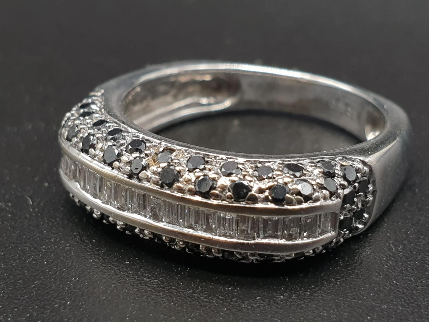 An 18K White Gold White and Black Diamond Ring. Size P. 1ct diamond, 6.3g - Image 2 of 6