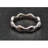 An 18K White Gold Pandora Love-Pods Band Ring. Size O. 5.1g