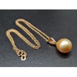 An 18K Yellow Gold Disappearing Necklace and Pearl Pendant. 5.1g