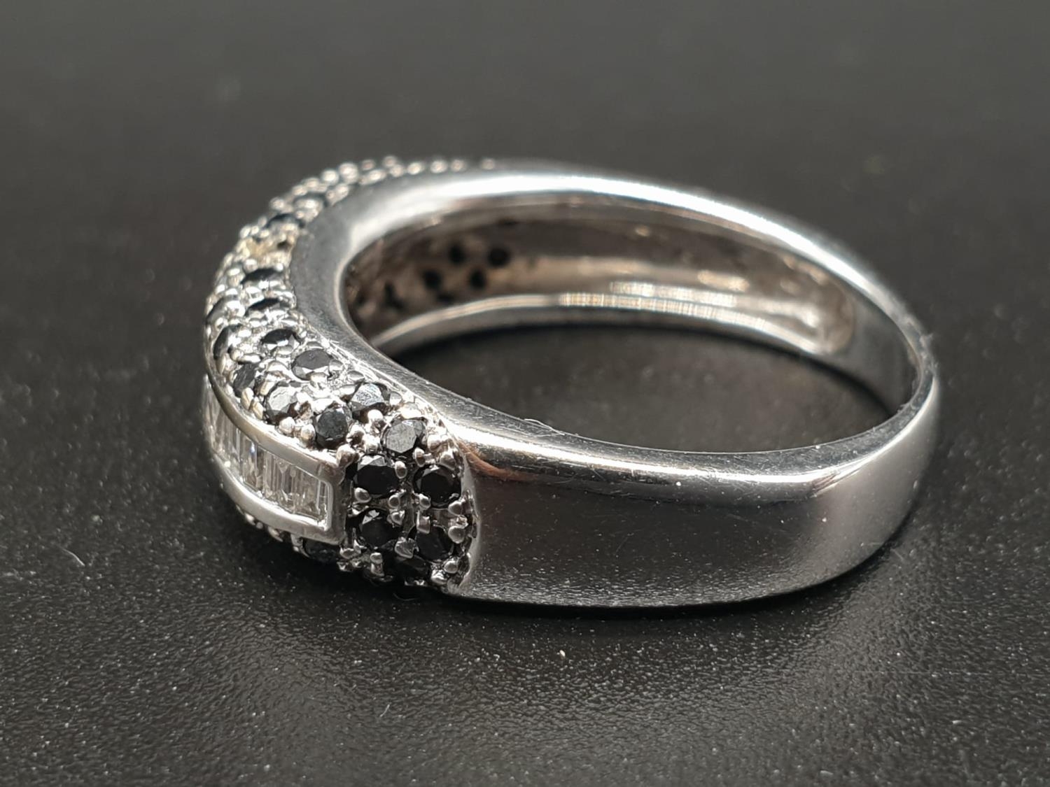An 18K White Gold White and Black Diamond Ring. Size P. 1ct diamond, 6.3g - Image 3 of 6