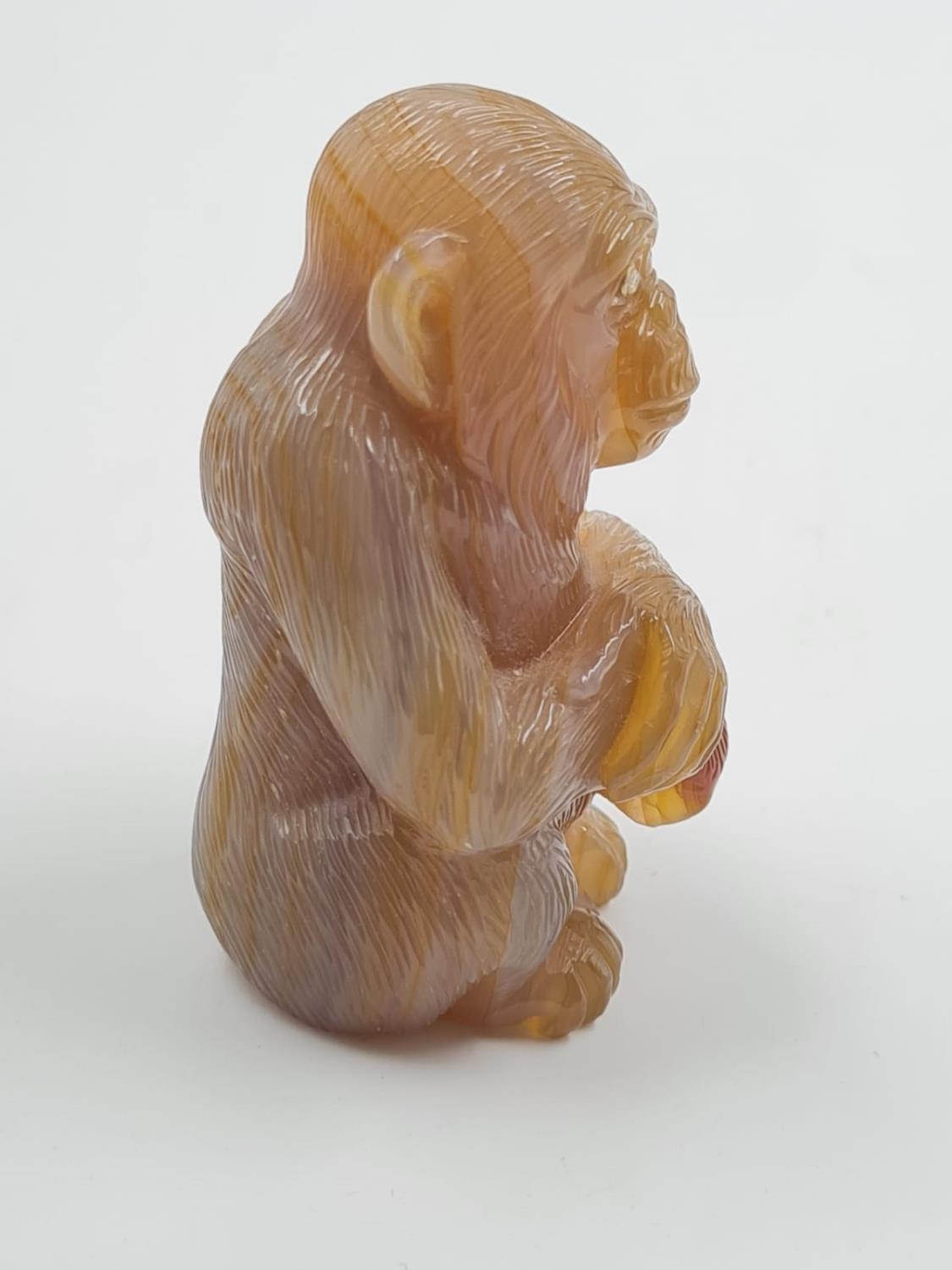 A LATE 19TH CENTURY RUSSIAN MONKEY FIGURE IN AGATE WITH DIAMOND EYES SET IN 14CT GOLD, 6 CMS TALL - Image 4 of 6