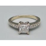 14CT WHITE GOLD DIAMOND PRINCESS CUT SOLITAIRE RING (0.90CT DIAMOND CENTRE) PLUS DIAMONDS ON