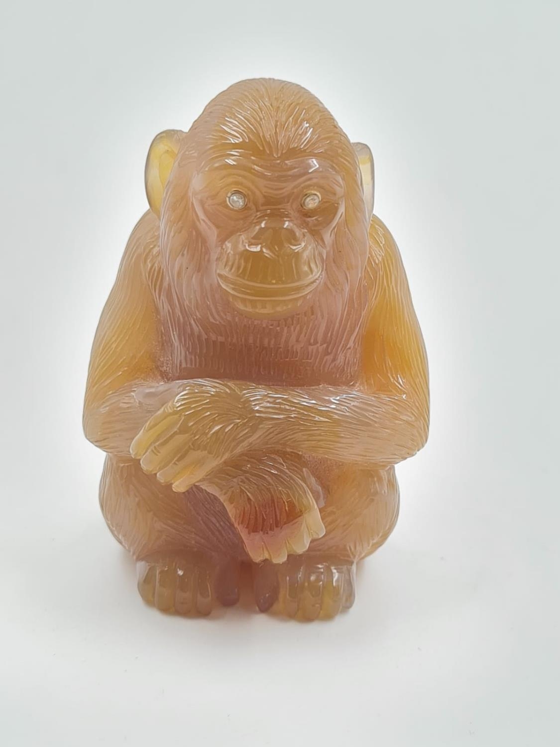 A LATE 19TH CENTURY RUSSIAN MONKEY FIGURE IN AGATE WITH DIAMOND EYES SET IN 14CT GOLD, 6 CMS TALL