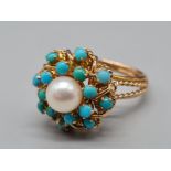 AN 18K YELLOW GOLD TURQUOISE AND PEARL CLUSTER RING. 5.4gms size J/K