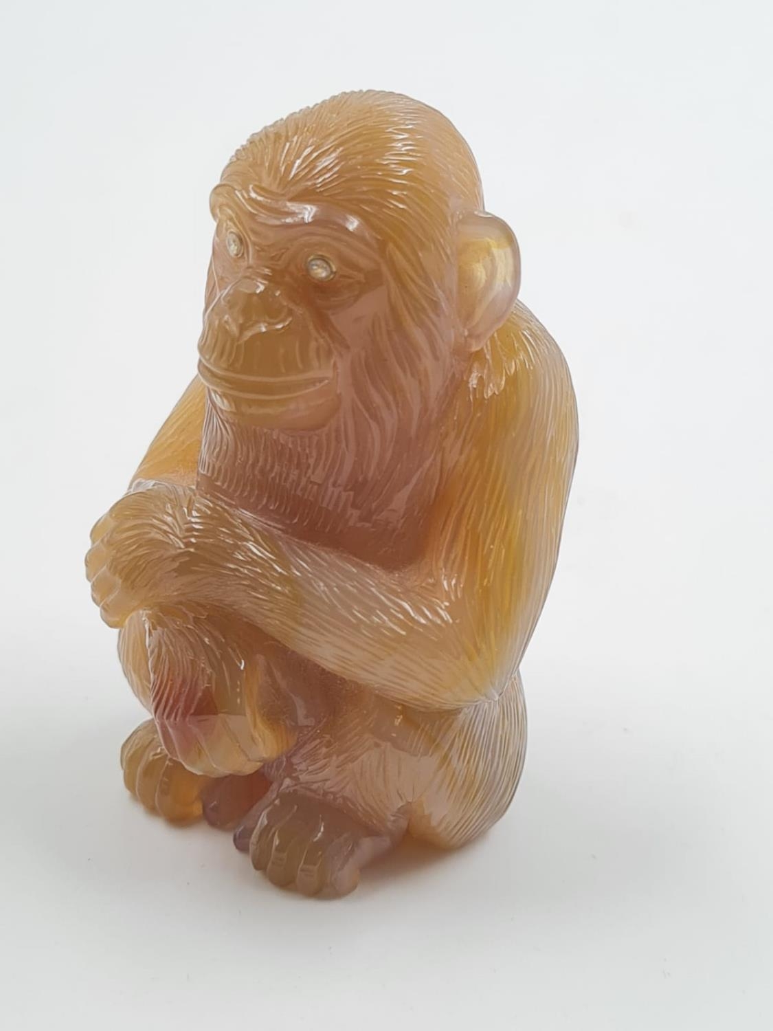 A LATE 19TH CENTURY RUSSIAN MONKEY FIGURE IN AGATE WITH DIAMOND EYES SET IN 14CT GOLD, 6 CMS TALL - Image 2 of 6