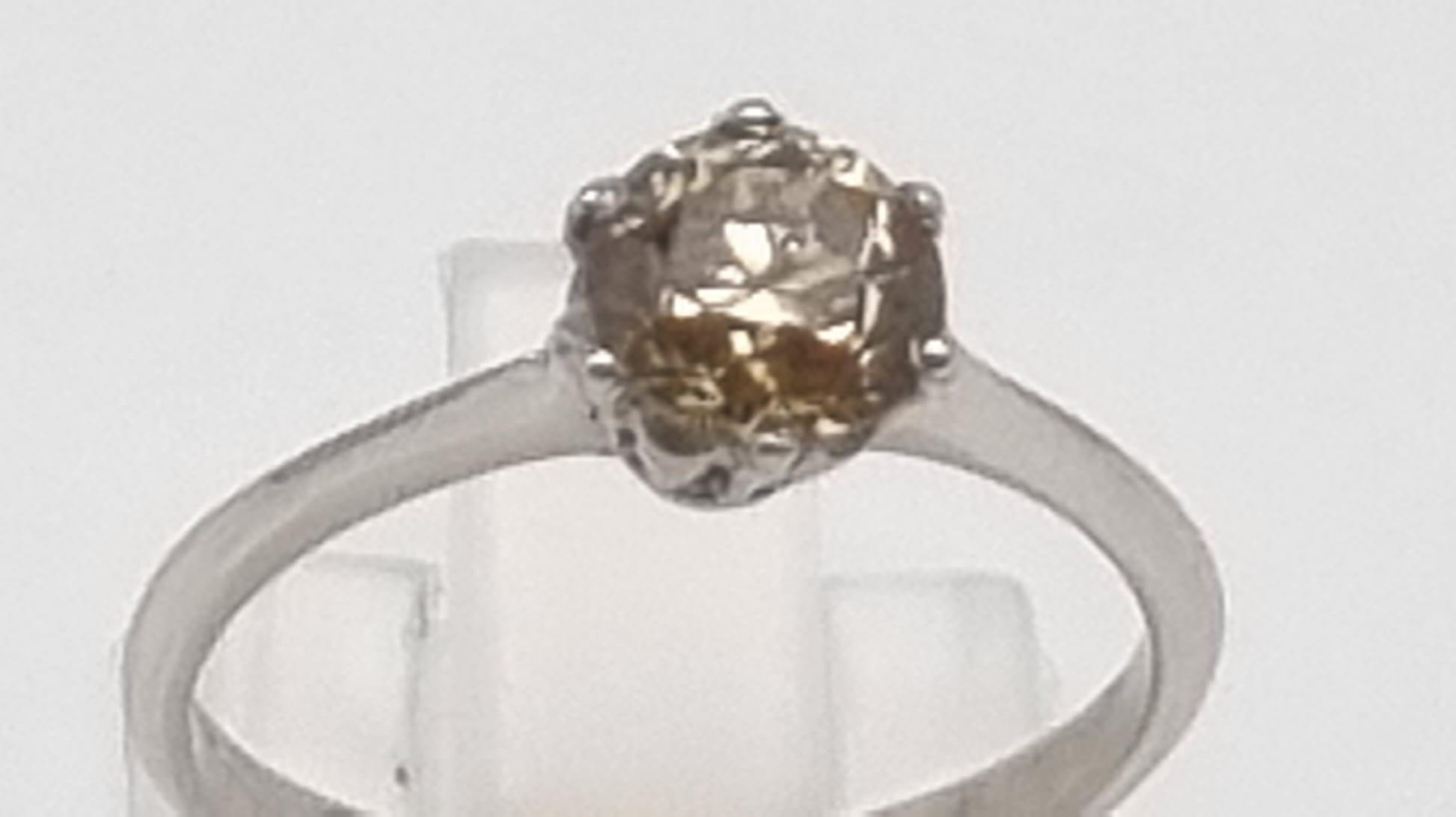 An 18K White Gold Yellow Diamond Solitaire Ring. Round cut yellow diamond - 0.88ct. I1 - Grade. Size - Image 2 of 6