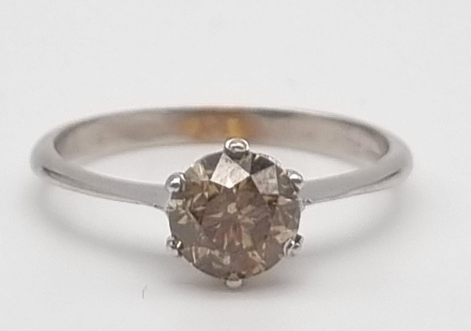 An 18K White Gold Yellow Diamond Solitaire Ring. Round cut yellow diamond - 0.88ct. I1 - Grade. Size - Image 5 of 6