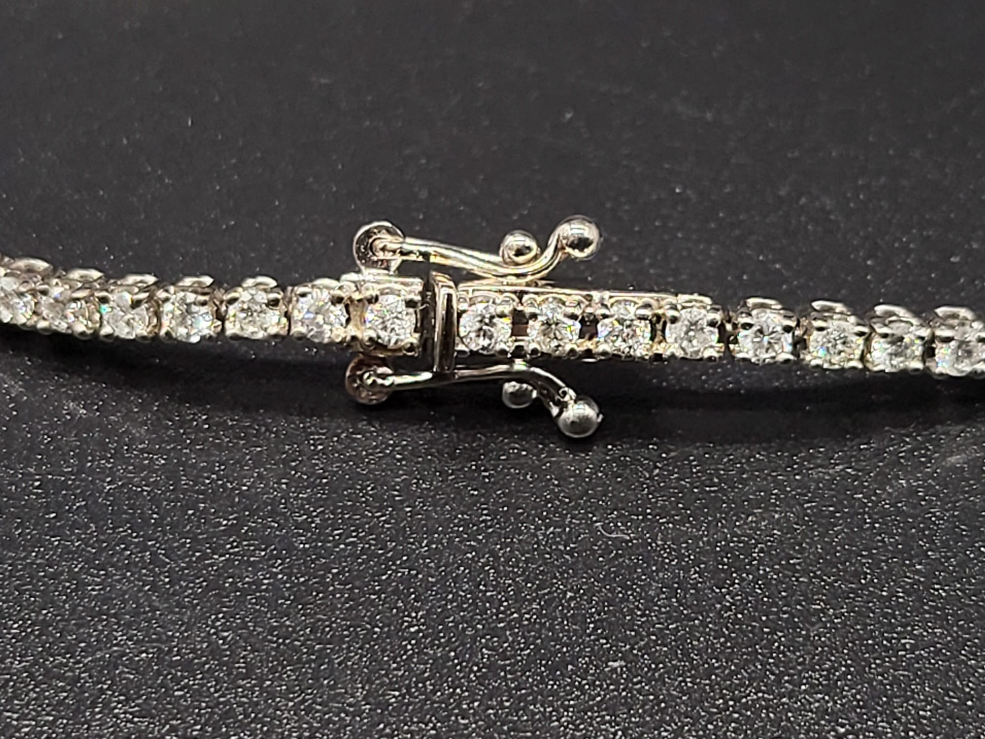 An 18K White Gold Diamond Tennis Bracelet. 3 - 3.2ct of diamonds. IJ -SI Grade. 8.43g. 18cm - Image 7 of 7