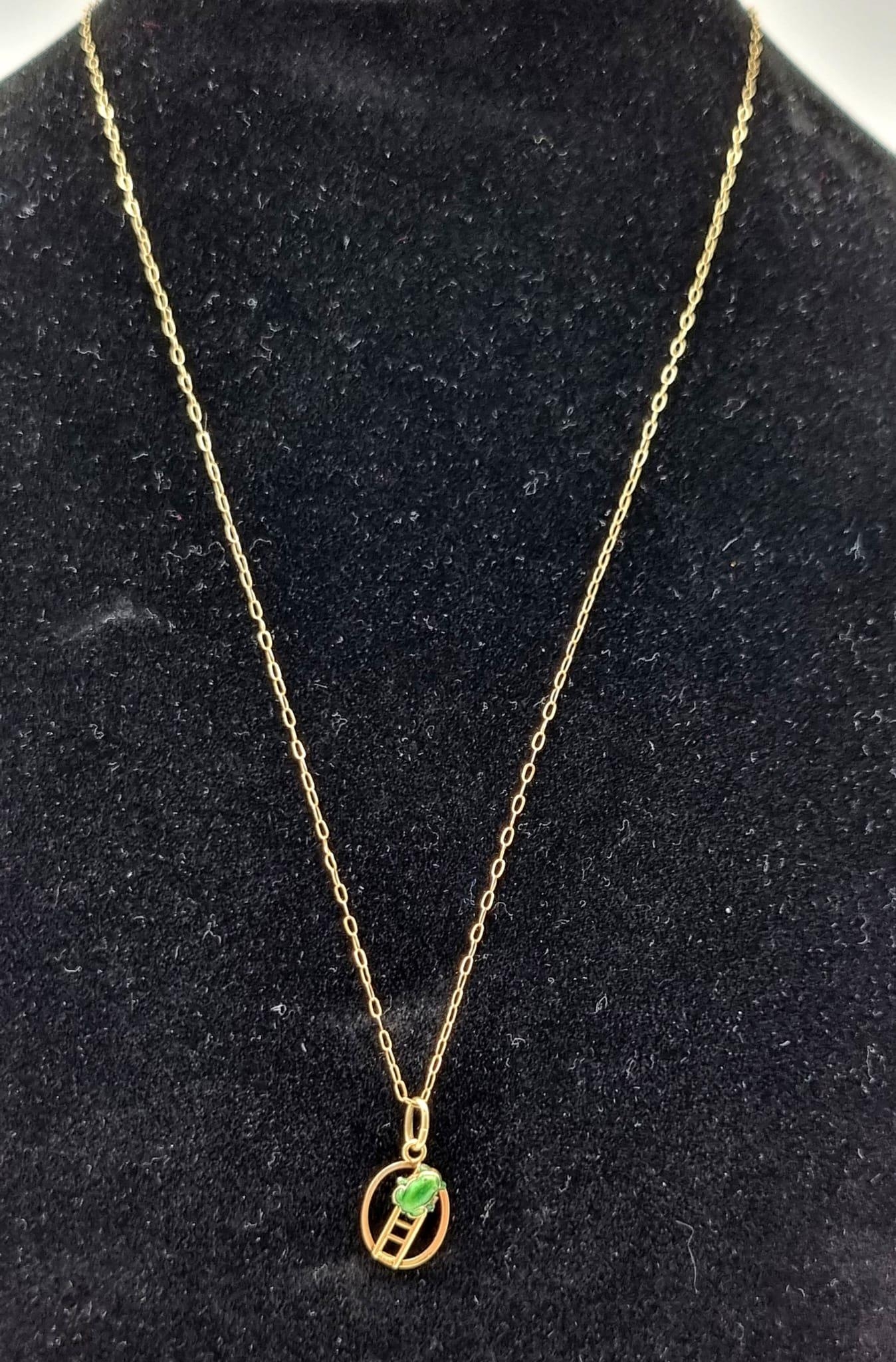 A 9K Yellow Gold Disappearing Necklace with Frog and Ladder Pendant. 44cm. 0.83g - Image 6 of 6