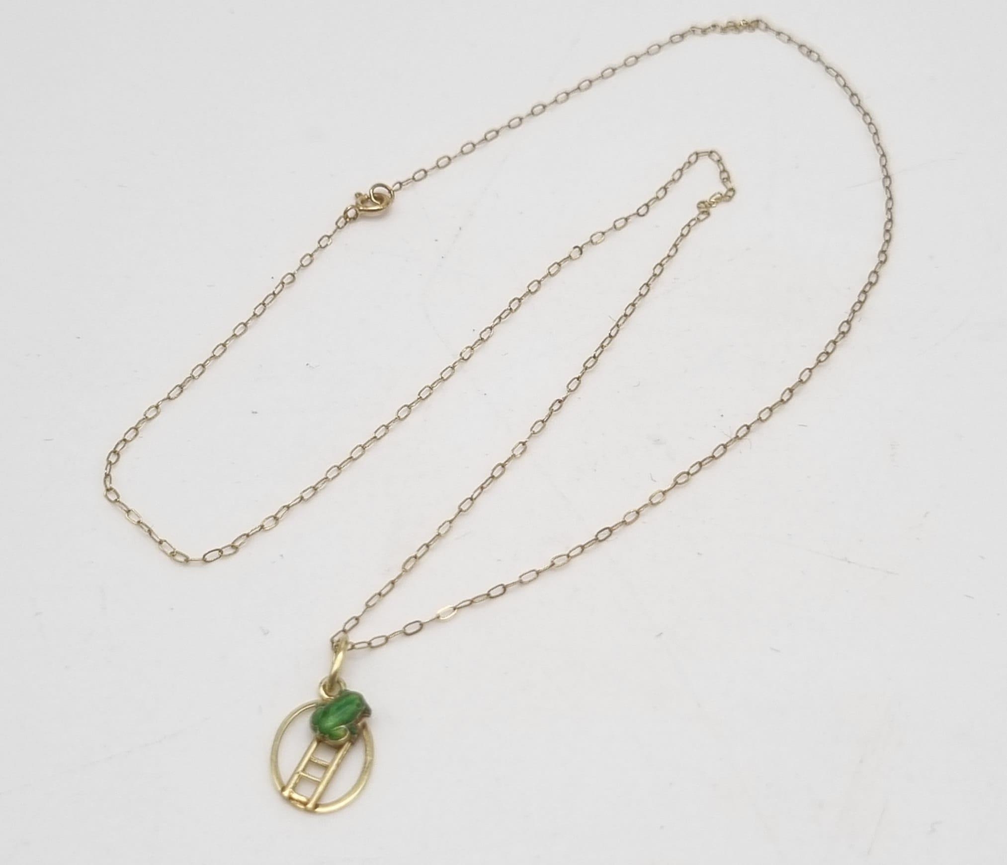 A 9K Yellow Gold Disappearing Necklace with Frog and Ladder Pendant. 44cm. 0.83g