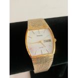 Gentlemans ACCURIST QUARTZ WRISTWATCH in gold tone having square white face with date window and