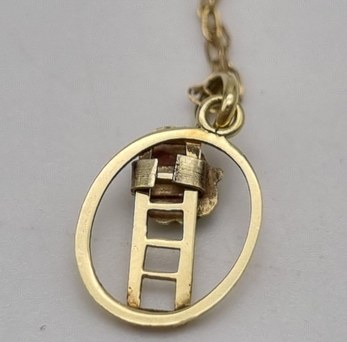 A 9K Yellow Gold Disappearing Necklace with Frog and Ladder Pendant. 44cm. 0.83g - Image 5 of 6