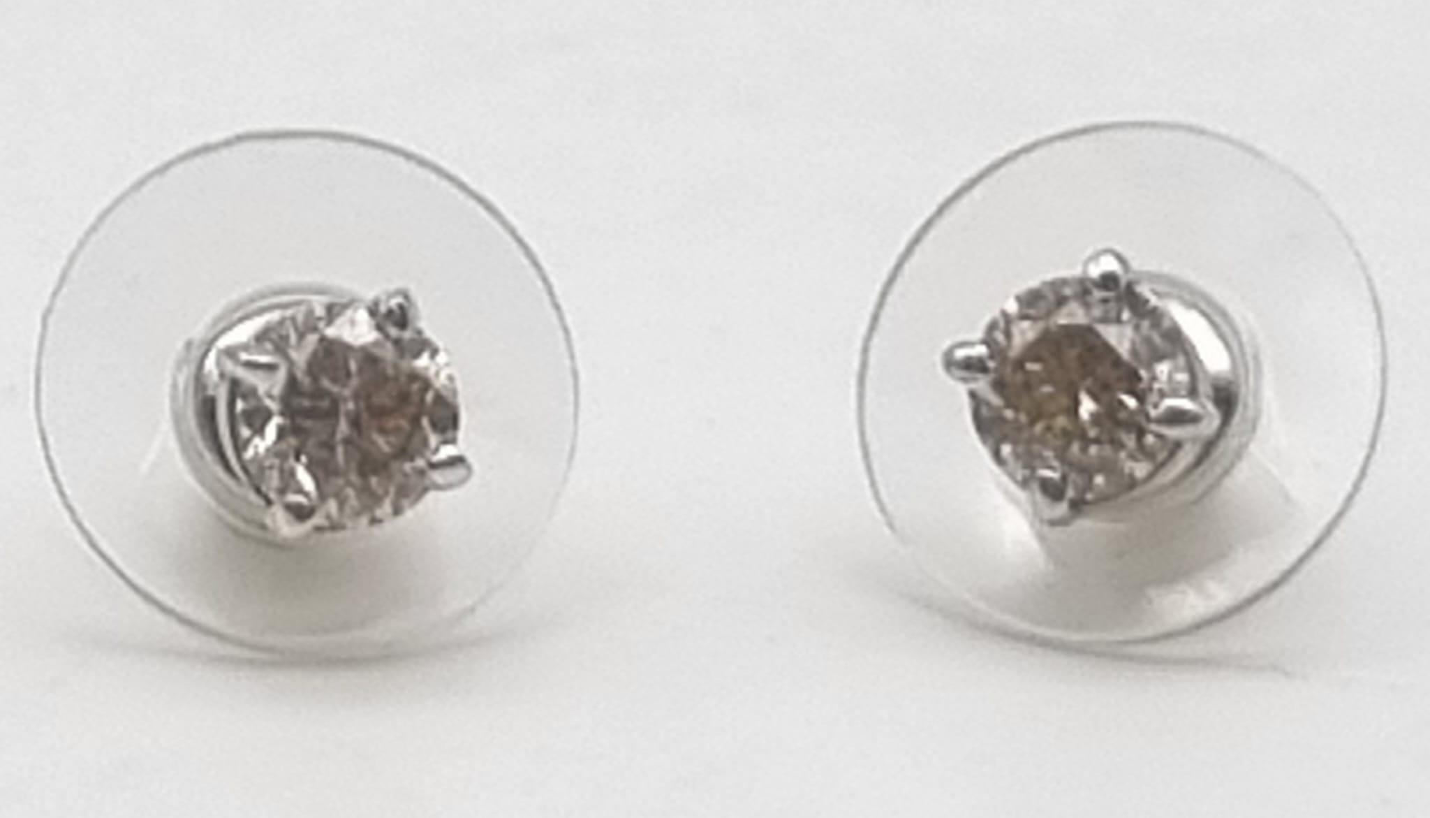 A Pair of 18K White Gold Diamond Stud Earrings. 1.0ct. N-I1 Grade. 1.27g total weight. - Image 2 of 6