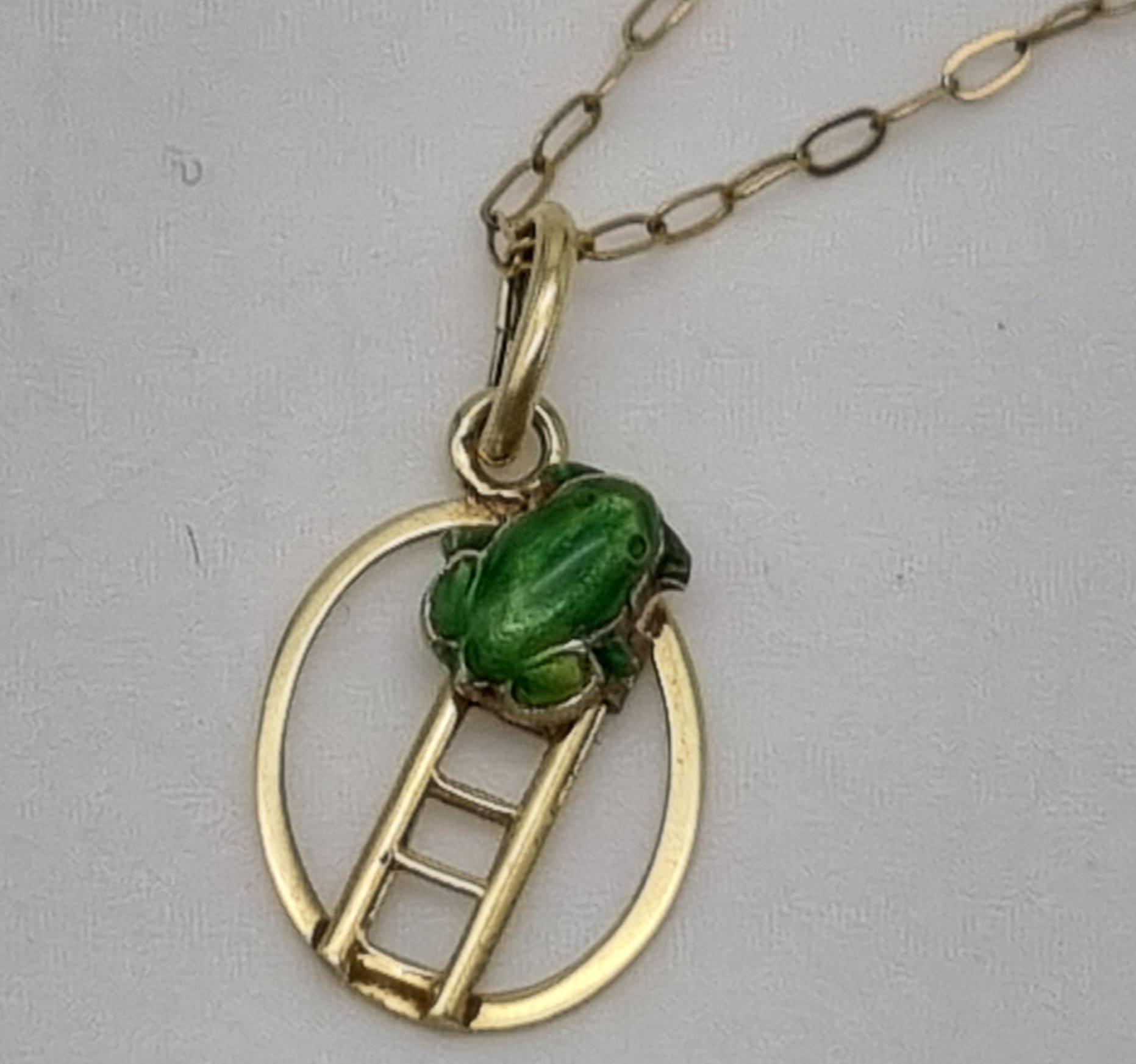 A 9K Yellow Gold Disappearing Necklace with Frog and Ladder Pendant. 44cm. 0.83g - Image 2 of 6