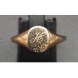 A 9K Yellow Gold Signet Ring. Size R. 1.13g