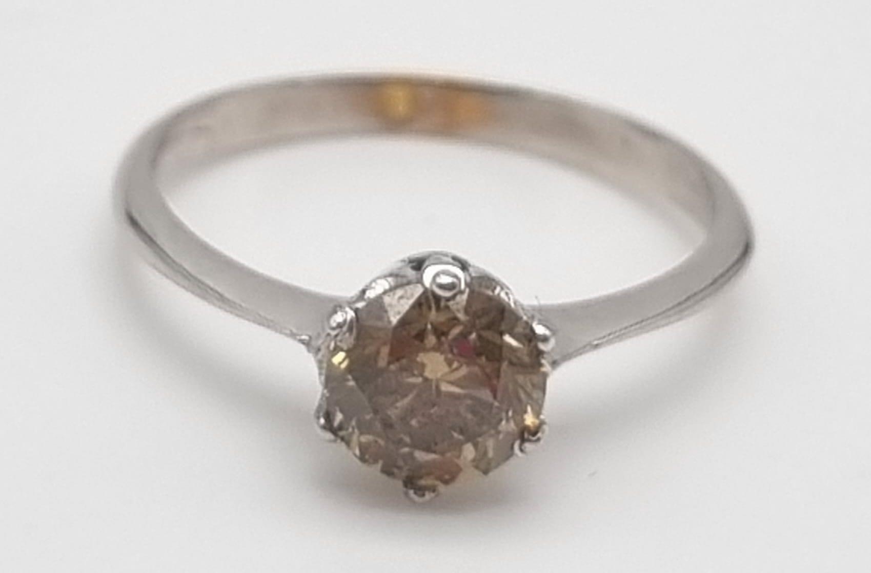 An 18K White Gold Yellow Diamond Solitaire Ring. Round cut yellow diamond - 0.88ct. I1 - Grade. Size - Image 3 of 6