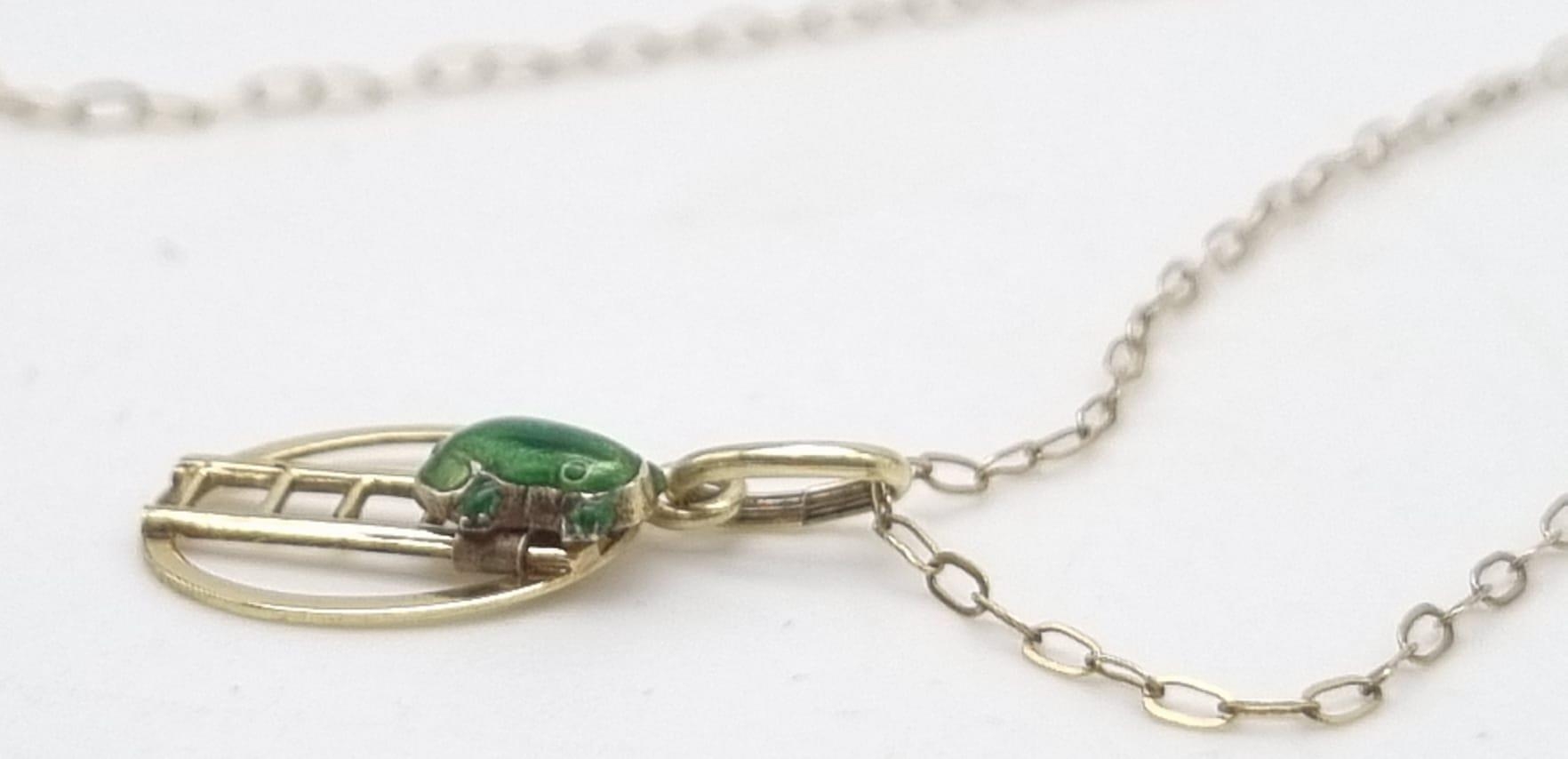A 9K Yellow Gold Disappearing Necklace with Frog and Ladder Pendant. 44cm. 0.83g - Image 3 of 6
