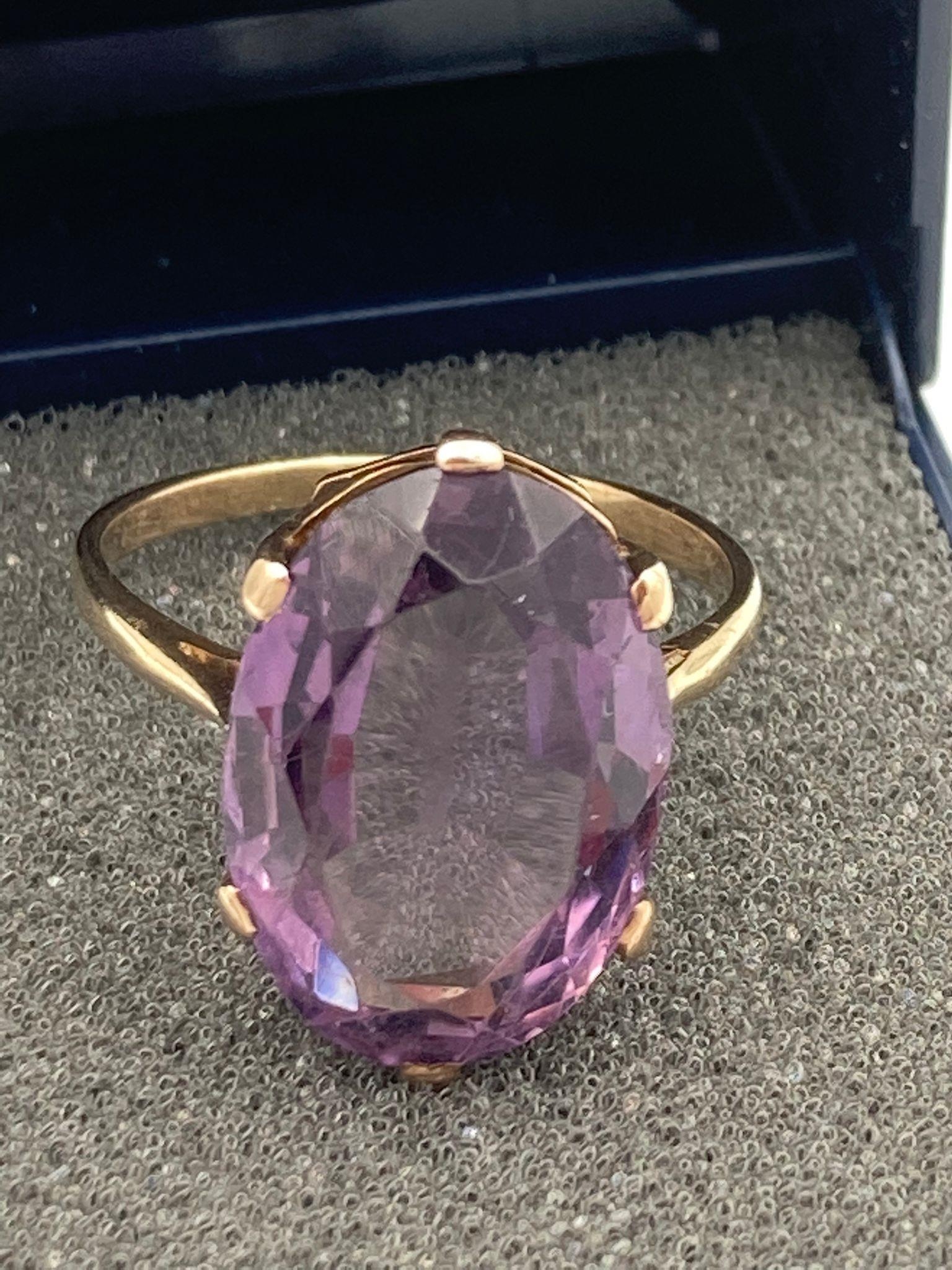 9 carat GOLD RING having large oval AMETHYST solitaire mounted to top. 4.11 grams. Size P - P 1/2.