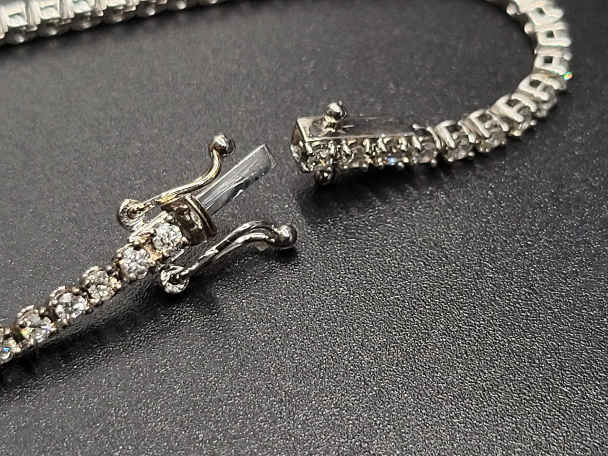 An 18K White Gold Diamond Tennis Bracelet. 3 - 3.2ct of diamonds. IJ -SI Grade. 8.43g. 18cm - Image 4 of 7