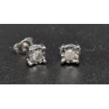 A 9 K white gold pair of diamond (0.2 carats) stud earrings. Total weight: 1.1 g.