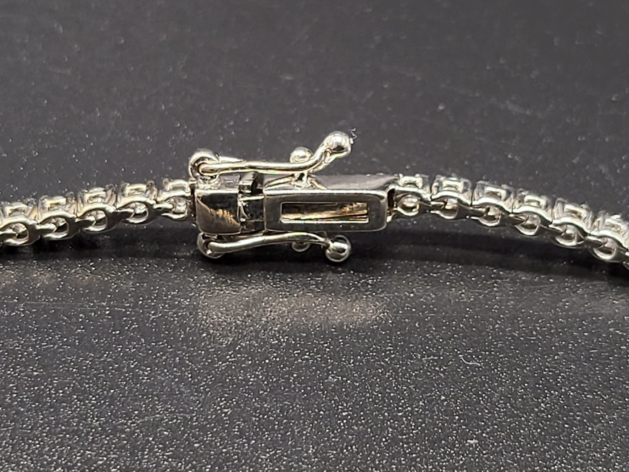 An 18K White Gold Diamond Tennis Bracelet. 3 - 3.2ct of diamonds. IJ -SI Grade. 8.43g. 18cm - Image 3 of 7