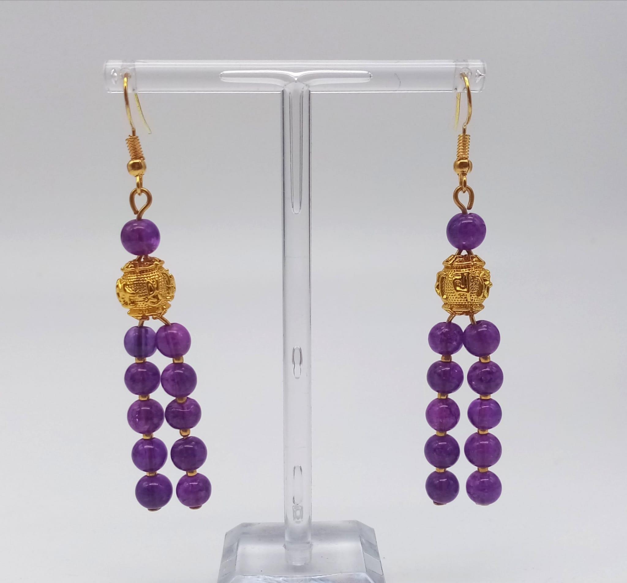 A double row of round amethysts necklace and earrings set with 18 K yellow gold plated highlights. - Image 7 of 12