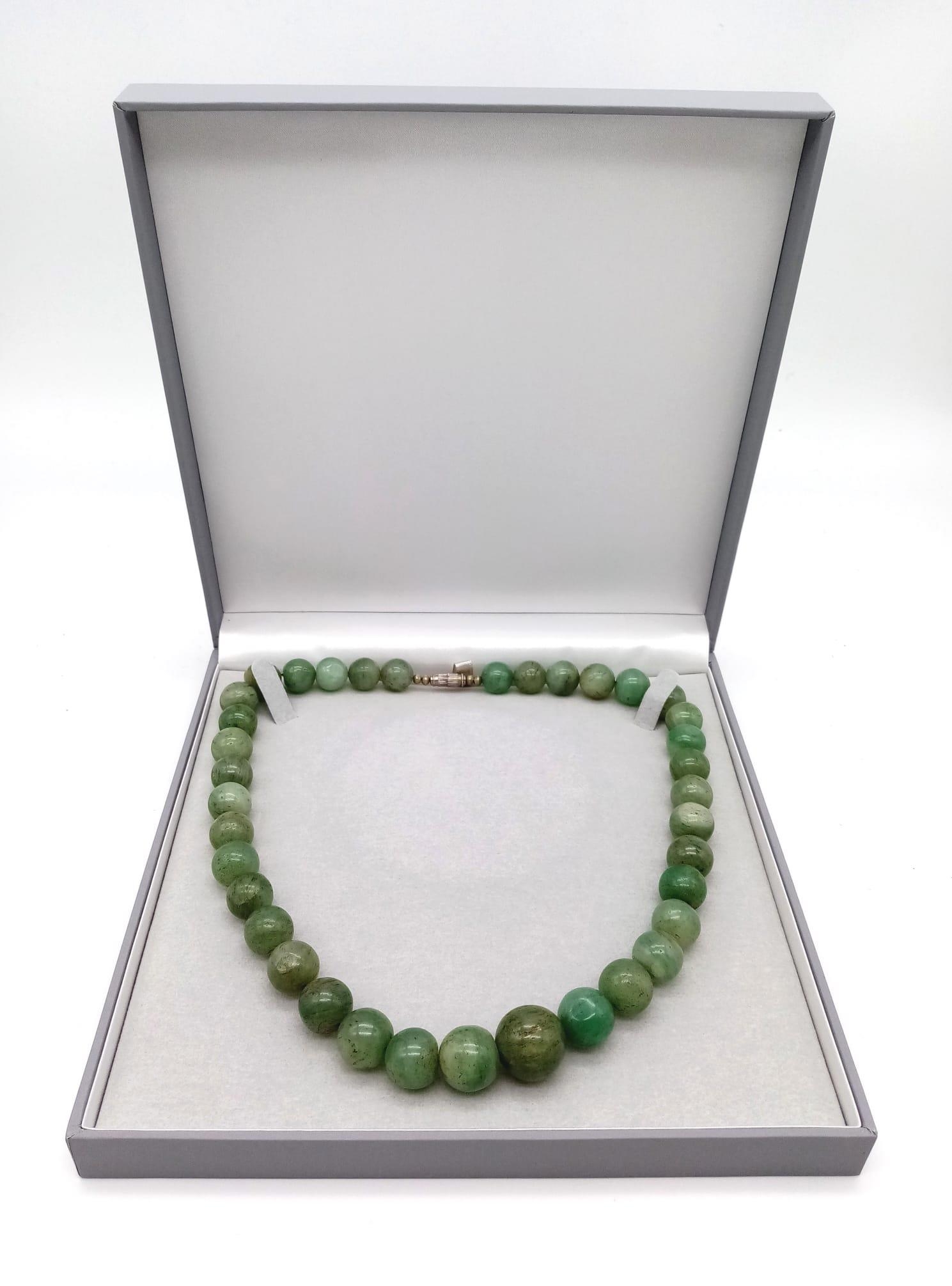 A Vintage Chinese 500ct Celadon Jade Graduated Bead Necklace. Largest central bead - 18mm - Image 4 of 4