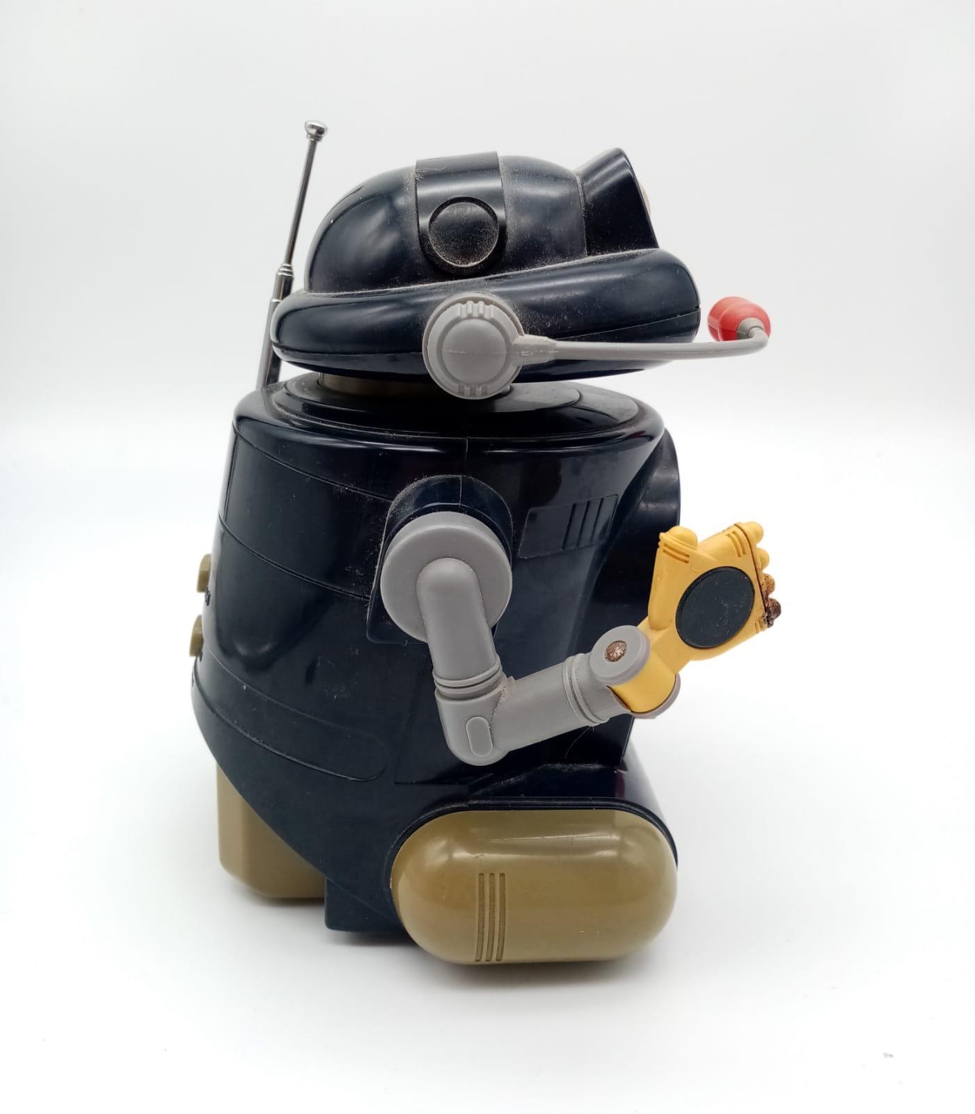 A Vintage Tomy Mr.D.J AM/FM Robot Radio. 17cm tall. As found. - Image 3 of 8