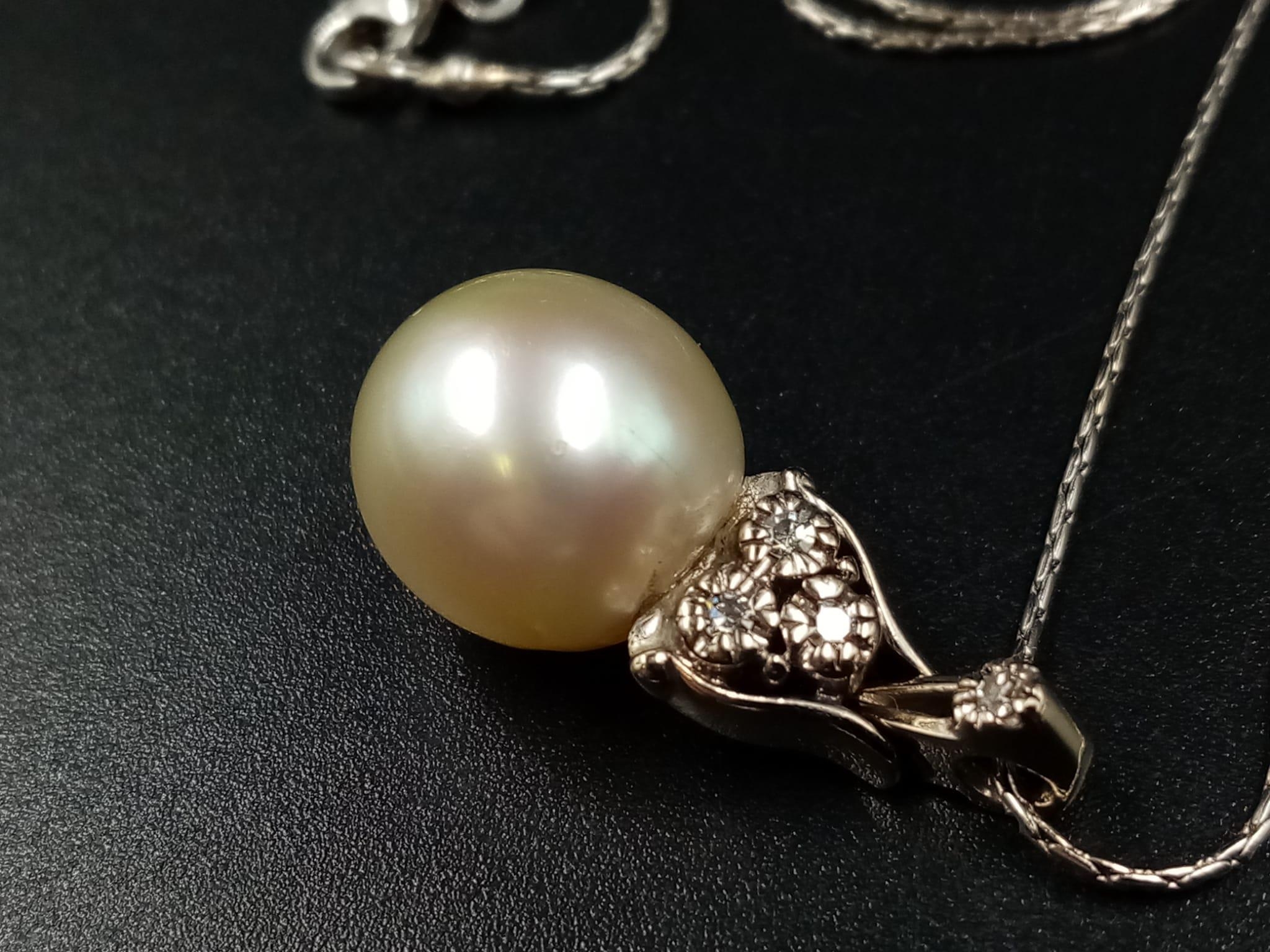 A beautiful white spherical pearl (12 mm) pendant on a 14 K white gold Italian chain. Length: 43 cm. - Image 3 of 8