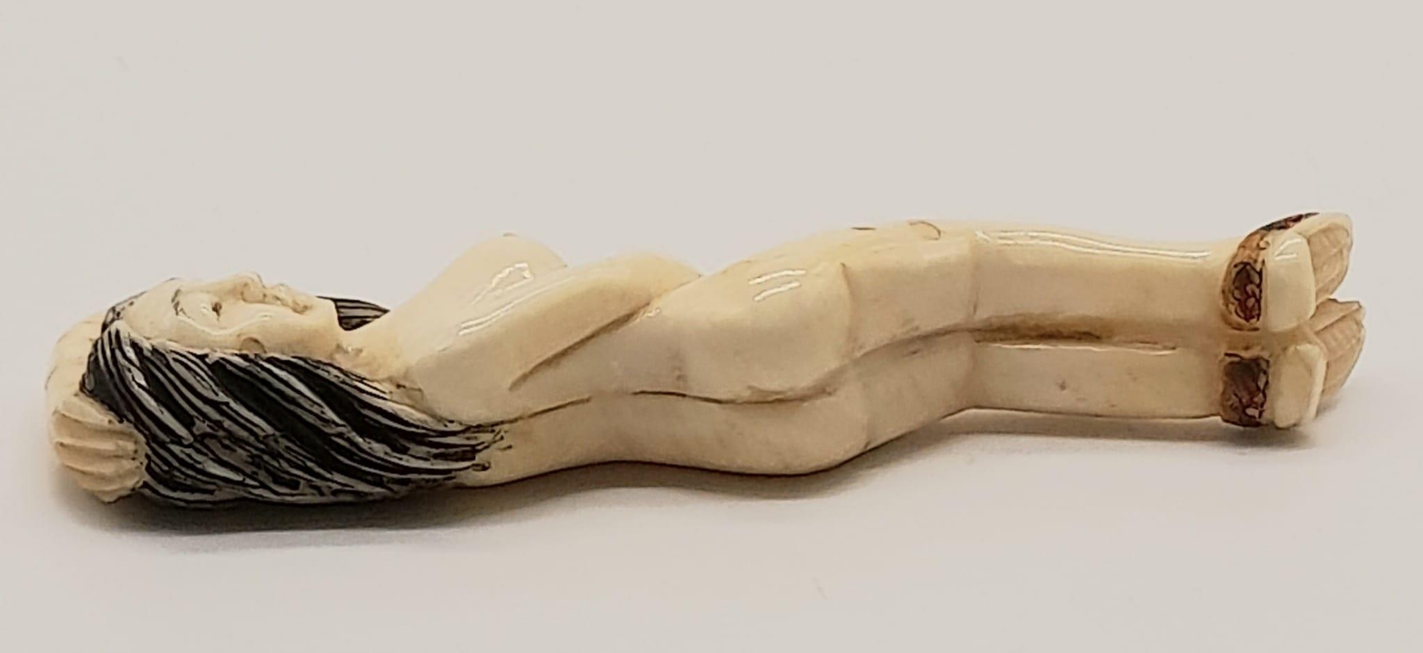 A 19th Century Japanese, carved ivory figure of a naked lady, wearing her shoes. Height: 9.7 cm, - Image 3 of 4