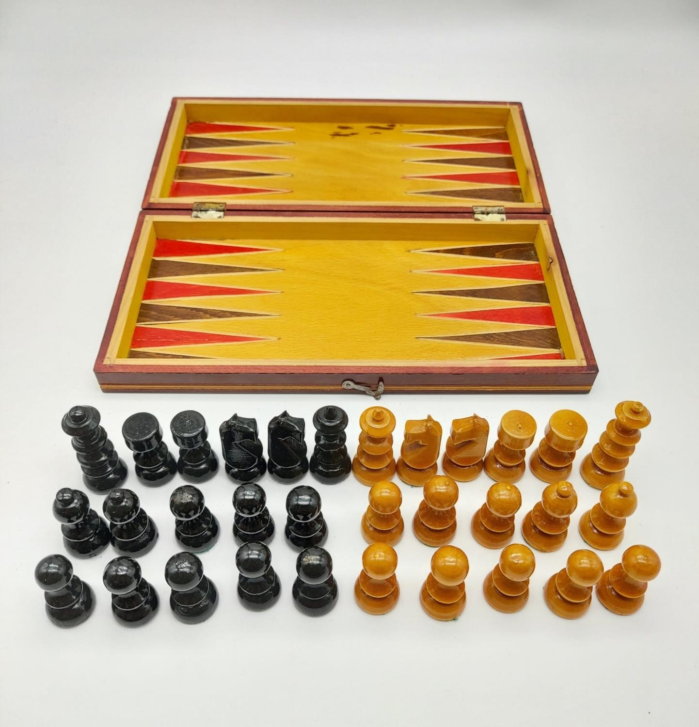 A Vintage Wooden Chess Set with Folding Board. Backgammon board on interior. 26 x 26cm. - Image 2 of 6