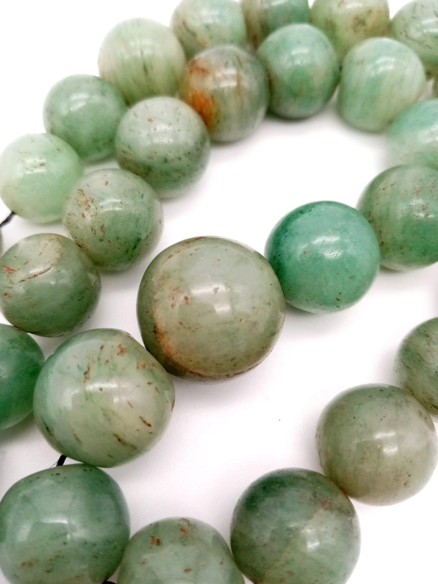A Vintage Chinese 500ct Celadon Jade Graduated Bead Necklace. Largest central bead - 18mm - Image 2 of 4