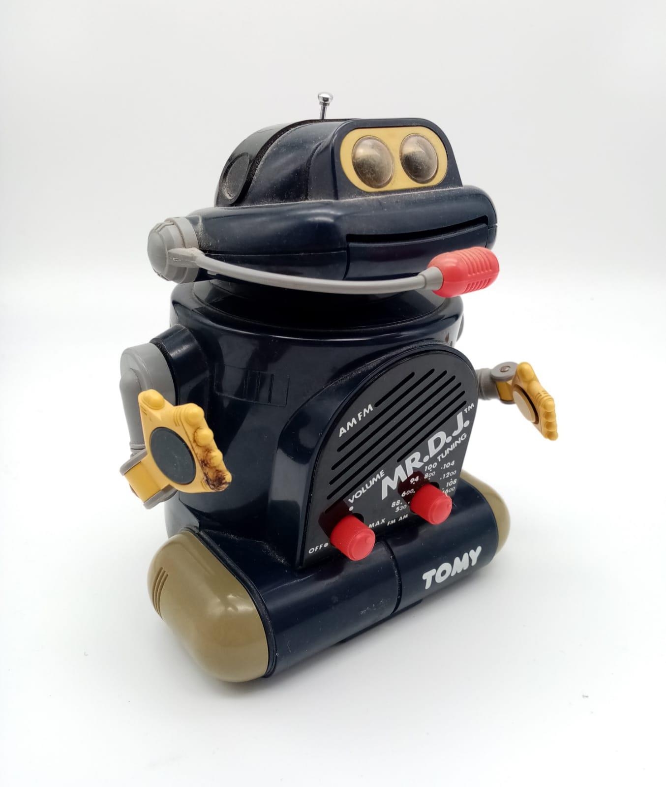 A Vintage Tomy Mr.D.J AM/FM Robot Radio. 17cm tall. As found. - Image 2 of 8