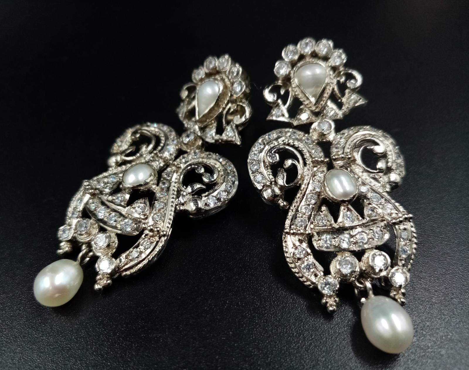 A Vintage pair of earrings with genuine pearls and cubic zirconia. Drop: 5 cm. - Image 2 of 6