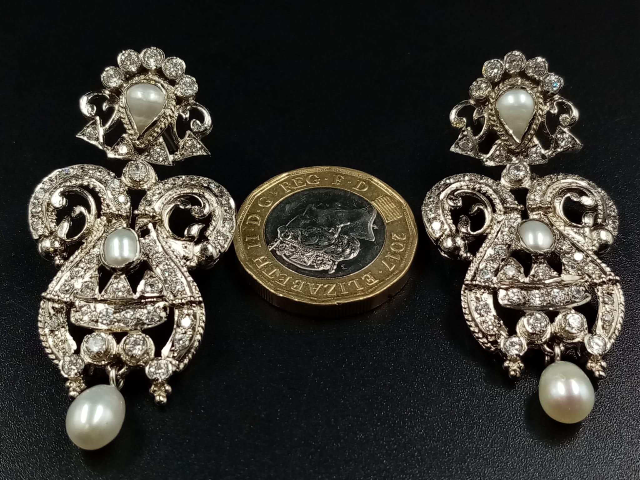 A Vintage pair of earrings with genuine pearls and cubic zirconia. Drop: 5 cm. - Image 6 of 6