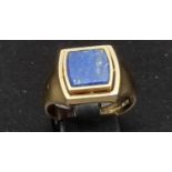 A 9K Yellow Gold Lapis Lazuli Gents Signet Ring. Size T. 6g