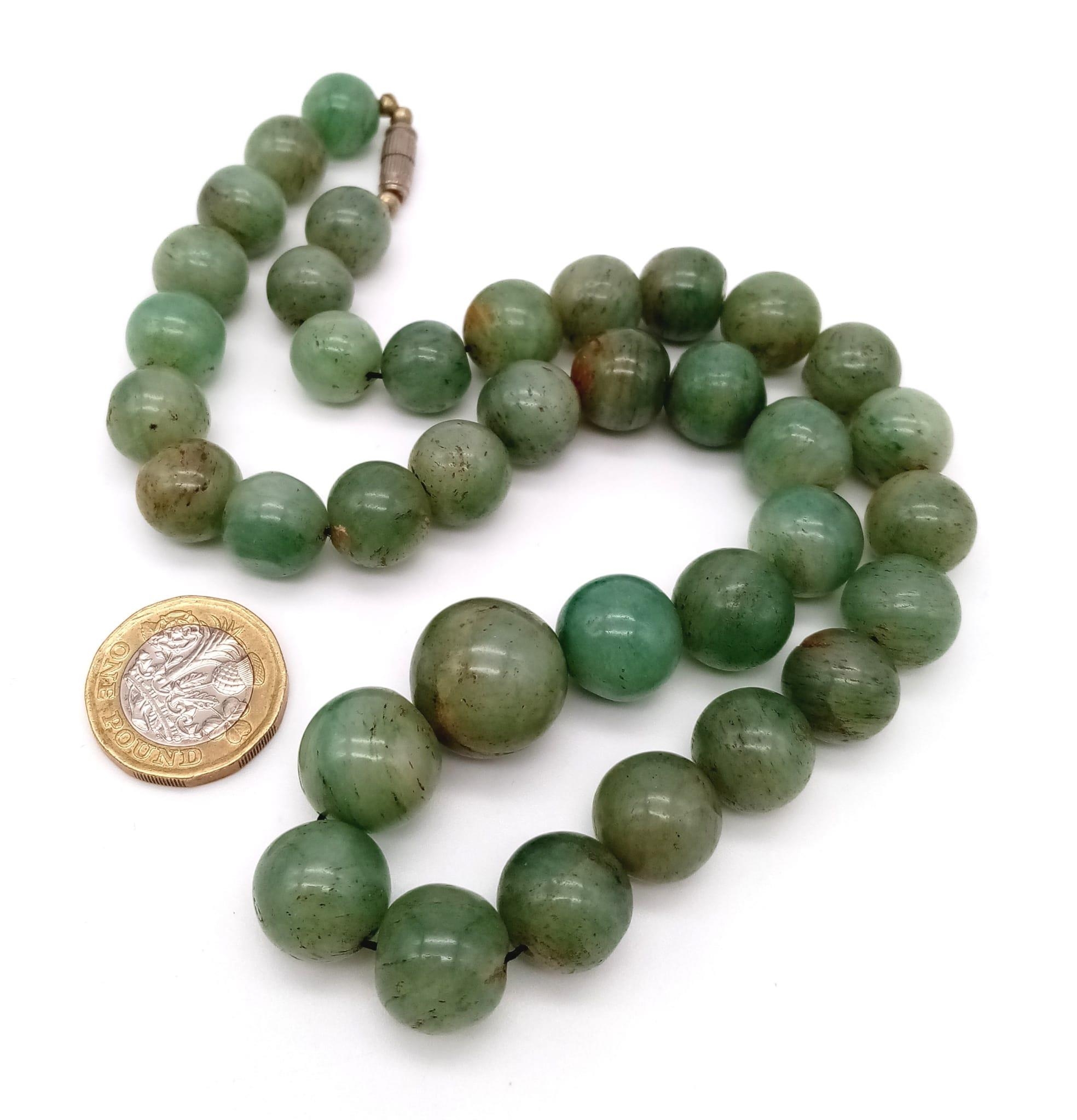 A Vintage Chinese 500ct Celadon Jade Graduated Bead Necklace. Largest central bead - 18mm - Image 3 of 4