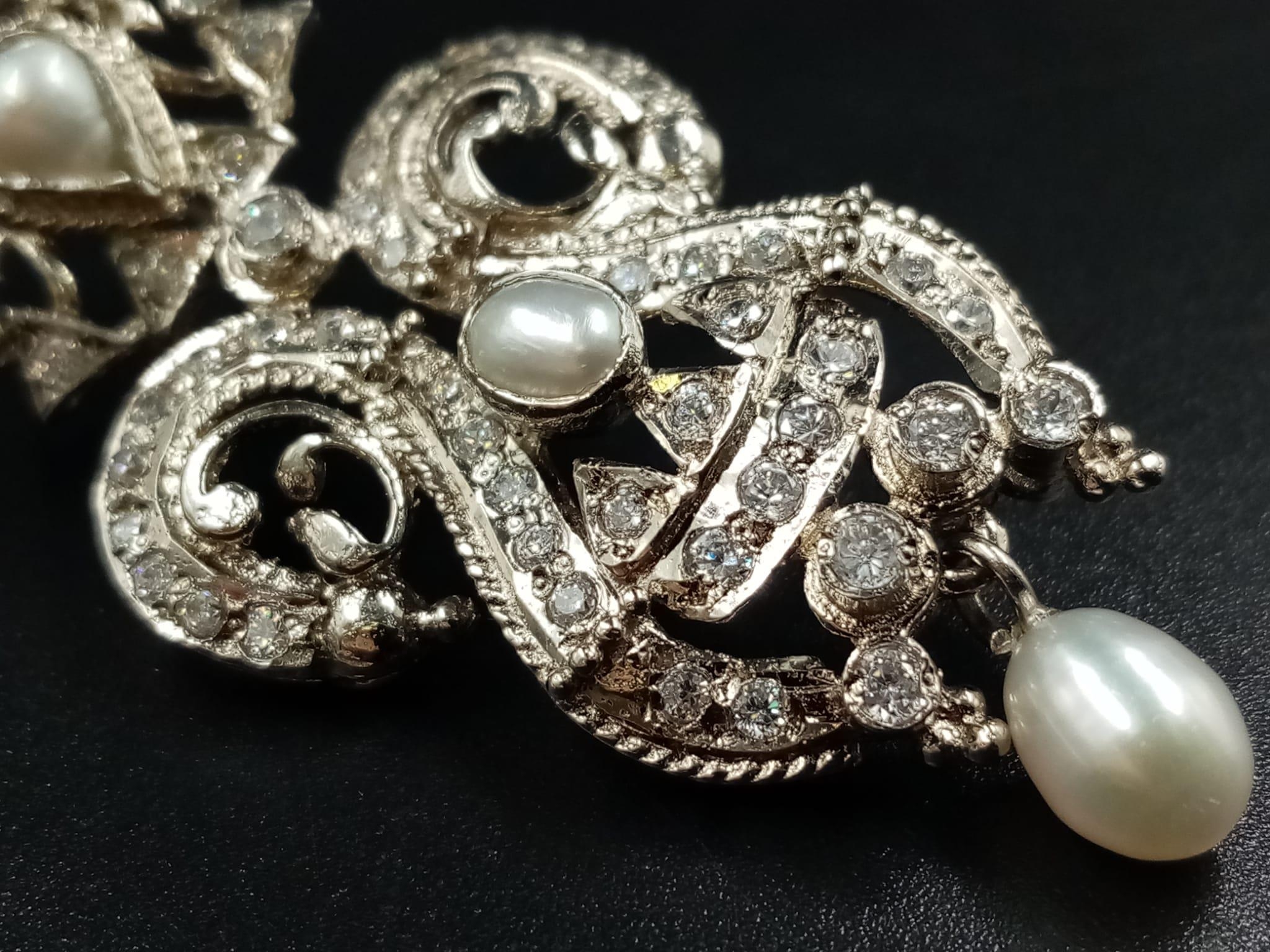 A Vintage pair of earrings with genuine pearls and cubic zirconia. Drop: 5 cm. - Image 4 of 6